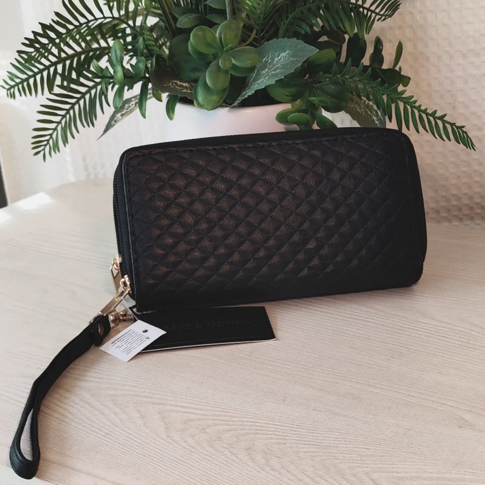 Jane & Berry Woman's Black Wristlet Wallet